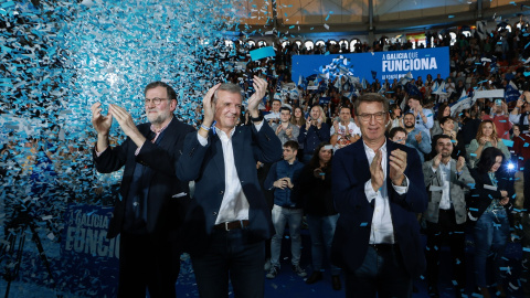 Mariano Rajoy, el candidato del Partido Popular de Galicia a la Presidencia de la Xunta, Alfonso Rueda y Alberto Núñez Feijóo, durante un acto de campaña, a 3 de febrero de 2024, en Pontevedra.