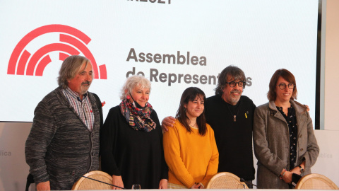 Els cinc membres de la mesa de l'Assemblea de Representants del Consell per la República, amb Ona Curto al centre.