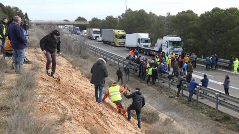 Pagesos accedint a peu per tallar l'AP-2 a l'altura de Soses