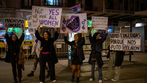 Varias mujeres con carteles durante una manifestación por el 25N de 2023 en Barcelona.