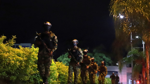 Miembros de las fuerzas de seguridad colombianas después de la orden de "despliegue máximo" del presidente Iván Duque. REUTERS / Juan B Diaz