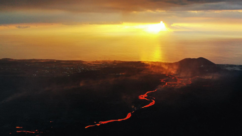 Fotografía realizada con un dron que muestra la colada de magma que se dirige al mar por la erupción del volcán Cumbre Vieja que vuelve a expulsar material solido este domingo