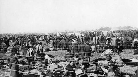 Refugiados españoles en Argelès. Foto: Robert Capa.