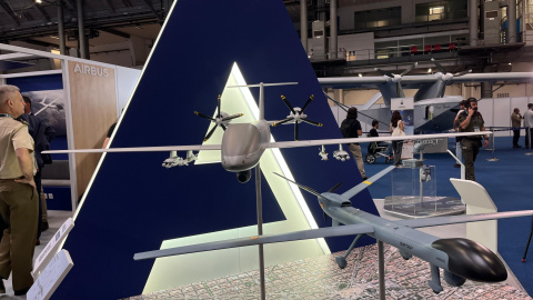 Maqueta de los drones Sirtap y Euromale en el stand de Airbus en UNVEX.