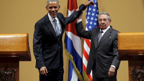 El presidente de Cuba, Raúl Castro, levanta el brazo de Obama tras la conferencia de prensa en el Palacio de la Revolución, en La Habana.- REUTERS