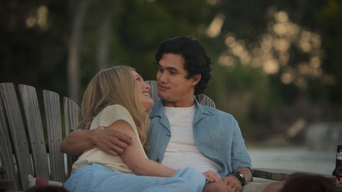 Julianne Moore y Charles Melton, en una secuencia de la película.