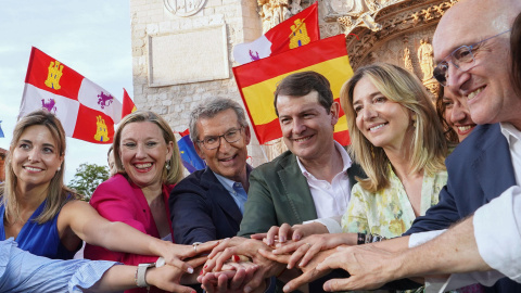 El presidente del Partido Popular, Alberto Núñez Feijóo (3-i), junto al presidente del PP de Castilla y León, Alfonso Fernández Mañueco, en un mitin de campaña en Valladolid.