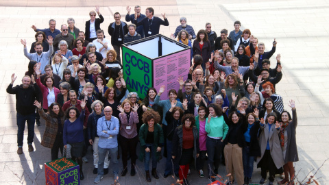 Fotografia de família amb els treballadors del CCCB abans de la roda de premsa de presentació dels actes de celebració dels 30 anys