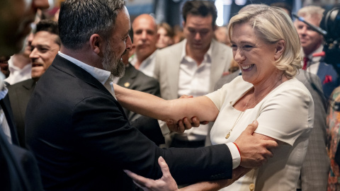 07/06/2024 Santiago Abascal y Marine Le Pen se saludan en el acto de Vox este mes de mayo en Madrid en el que participaron múltiples líderes de la ultraderecha internacional.