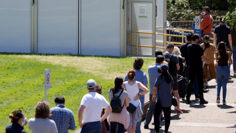 Varias personas hacen cola en un centro de vacunación contra la covid