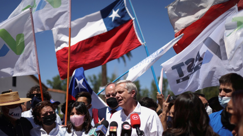 El candidato presidencial chileno José Antonio Kast, presidente del Partido Republicano, se reúne con simpatizantes durante un mitin de campaña en las afueras de Santiago, el 25 de octubre de 2021.