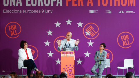 La cabeza de lista de REC al Parlamento Europeo, Diana Riba (i), el exconseller Raül Romeva y la presidenta de la Alianza Libre Europea (ALE), Lorena López de Lacalle (d), durante el acto de cierre de campaña para las elecciones europeas.