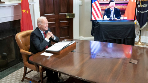 El presidente de Estados Unidos, Joe Biden, habla durante una cumbre virtual con el presidente de China, Xi Jinping.