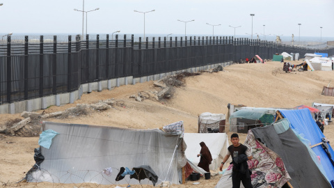 Un improvisado campamento de palestinos junto a la frontera con Egipto, al sur de la Franja de Gaza. REUTERS/Ibraheem Abu Mustafa