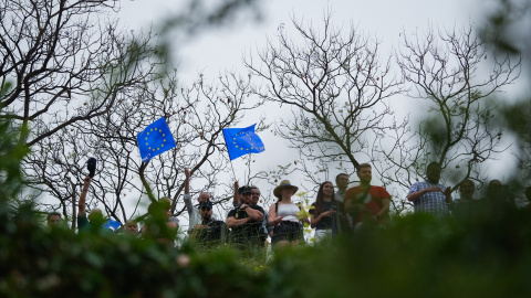 7 de junio de 2024. Personas con banderas de la Unión Europea en un mitin del PP.