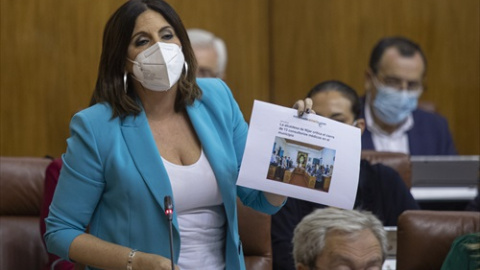 La portavoz del grupo parlamentario PSOE-A, Ángeles Férriz, durante su intervención en la sesión de control al gobierno con pregunta de los grupos parlamentarios al presidente de la Junta, en la segunda jornada del Pleno del Parlamento andaluz. A 11 d