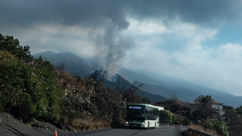 La intensa ceniza emitida por el volcán de Cumbre Vieja ha obligado a extremar las precauciones por la mala calidad del aire en toda la zona oeste de la isla de La Palma.