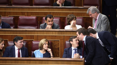 El líder del PP, Pablo Casado, junto a la exsecretaria general de la formación, María Dolores de Cospedal y otros miembros del partido en el Congreso.