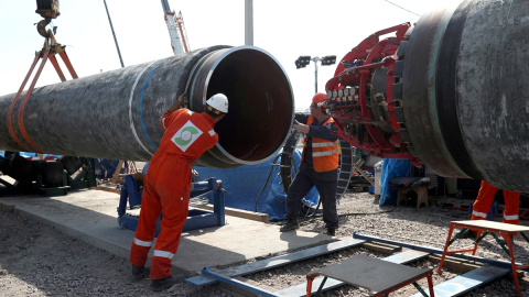 Los operarios trabajan en la construcción del gaseoducto Nord Stream 2.