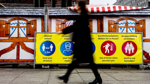 Un cartel informa a los clientes que mantengan las normas de higiene en el mercado navideño cerrado en Potsdamer Platz en Berlín.