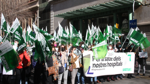 22/02/2022 - Els manifestants es concentren davant l'Hospital Clínic per demanar millores a l'Hospital Clínic.