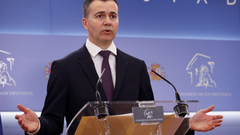 22/02/2022.- El portavoz del PSOE, Héctor Gómez durante la rueda de prensa tras la Junta de Portavoces del Congreso celebrada este martes. EFE/ Juan Carlos Hidalgo