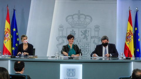 La vicepresidenta segunda del Gobierno y ministra de Trabajo, Yolanda Díaz (i); la ministra de Política Territorial y portavoz del Gobierno, Isabel Rodríguez García (c), y el ministro de Inclusión, Seguridad Social y Migraciones, José Luis Escrivá