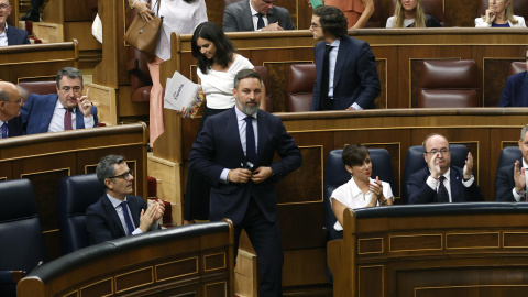 El líder de VOX, Santiago Abascal abandona el hemiciclo seguido por sus diputados, en protesta por el uso de lenguas cooficiales durante el primer pleno del Congreso de la XV Legislatura este 19 de septiembre de 2023.