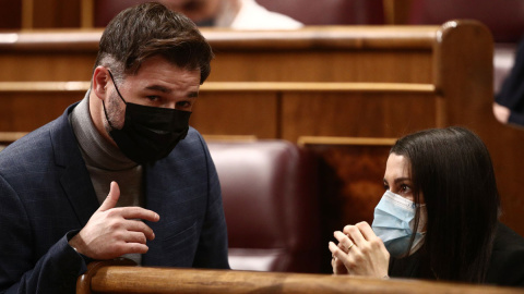 28/01/2021.- Imagen de archivo del portavoz de ERC en el Congreso, Gabriel Rufián, conversando con la presidenta de Ciudadanos, Inés Arrimadas, durante una sesión plenaria en el Congreso. E. Parra / Europa Press