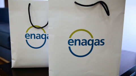 El logo de Enagas en unas bolsas durante una presentación de la compañía de distribución gasista en Madrid. REUTERS/Andrea Comas.