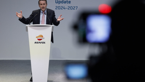 El consejero delegado de Repsol, Josu Jon Imaz, durante la presentación del plan estratégico y de los resultados de la petrolera en 2023, en su sede en Madrid. EFE/ Mariscal