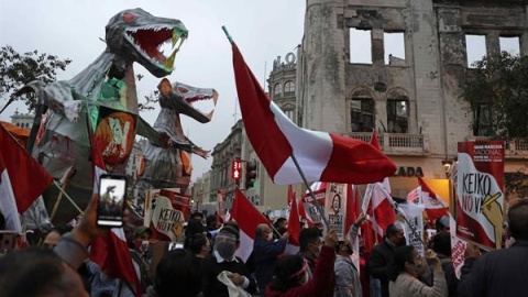 Miles de personas participan hoy en una marcha contra la candidata presidencial derechista Keiko Fujimori