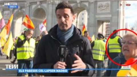 Una espontánea con bandera de España increpa a un reportero de TV3 en directo: "¡A Catalunya! ¡Fuera!"