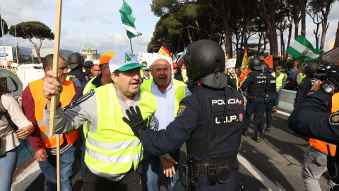 Agricultores discuten con las fuerzas del orden en las protestas agrarias en Algeciras, Cádiz, a 22 de febrero de 2024.