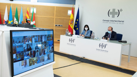 La ministra de Sanidad, Carolina Darias, preside por videoconferencia, junto al ministro de Política Territorial y Función Pública, Miquel Iceta, la reunión del Consejo Interterritorial del Sistema Nacional de Salud, este miércoles en Madrid.