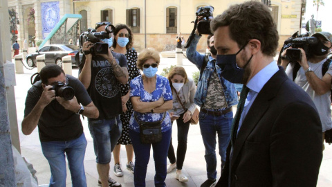 El presidente nacional del PP, Pablo Casado (C), llega al Palacio Autonómico para mantener un encuentro con el presidente de la Ciudad, Juan Jesús Vivas, al inicio de una visita oficial a Ceuta con motivo de la crisis migratoria que sufre la autonomía 