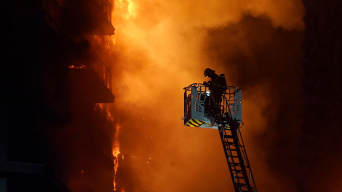 22-2-24 - La actuación de un bombero en el edificio en llamas situado en el barrio de Campanar, en València.