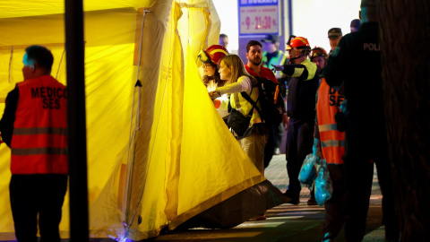 22-2-24 - Los servicios de emergencia trabajan en la escena del fuego del edificio del barrio de Campanar, en València.