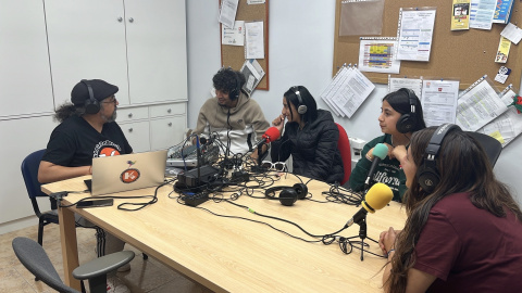 De izda a dcha, Gonzalo Sarmiento, coordinador de programas, junto a Nizar, Fátima, Nicole y Isabella, locutores de los programas de La Kalle