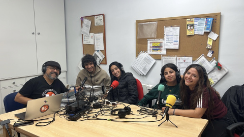 De izda a dcha, Gonzalo Sarmiento, coordinador de programas, junto a Nizar, Fátima, Nicole y Isabella, locutores de los programas de La Kalle