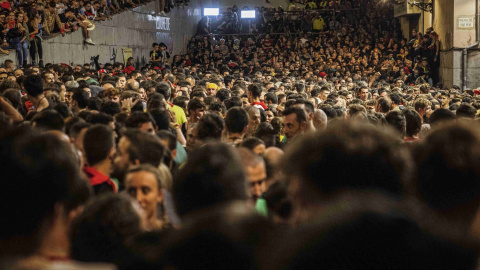 Milers de persones omplen la Plaça Sant Pere de Berga en la Patum completa