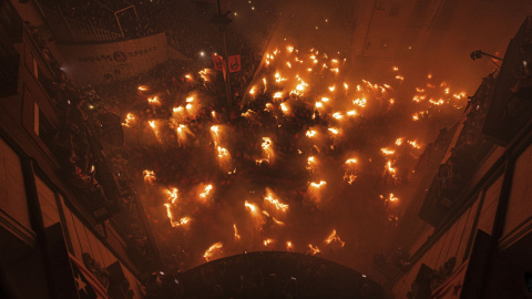 La plaça Sant Pere de Berga en el moment del salt de Plens plena de foc i fum