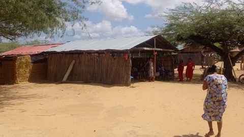 Imagen del pueblo de La Guajira colombiana en la que algunas mujeres charlan entre ellas