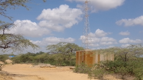 Imagen de una torre de electricidad en el pueblo de La Guajira colombiana