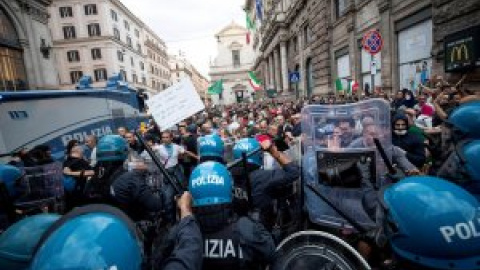 Una manifestación neofascista en Roma lanza bombas de humo contra la sede del Gobierno y asalta un sindicato