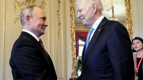 El presidente ruso Vladimir Putin estrecha la mano del presidente estadounidense Joe Biden, el 16 de junio de 2021 en Suiza, Ginebra.