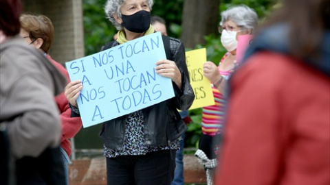 Varias personas participan en una concentración contra los abusos sexuales de un masajista de Larratxo a tres adolescentes, a 29 de mayo de 2021, en San Sebastián, Euskadi.