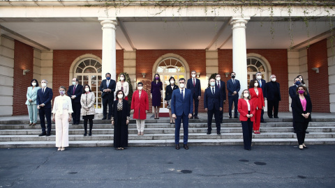 Foto de familia en la escalinata del Palacio de la Moncloa de los miembros del Gobierno de Pedro Sánchez, tras los últimos cambios realizados por la salida de Pablo Iglesias. E.P./Eduardo Parra