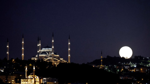 La noche de la superluna sobre Estambul.