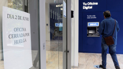 02/06/2021.--Un hombre se dispone a sacar dinero en un cajero automático en la oficina principal del BBVA, debido al cierre de esta por la huelga convocada este miércoles para protestar por los despidos que plantea esta entidad bancaria a nivel nacional